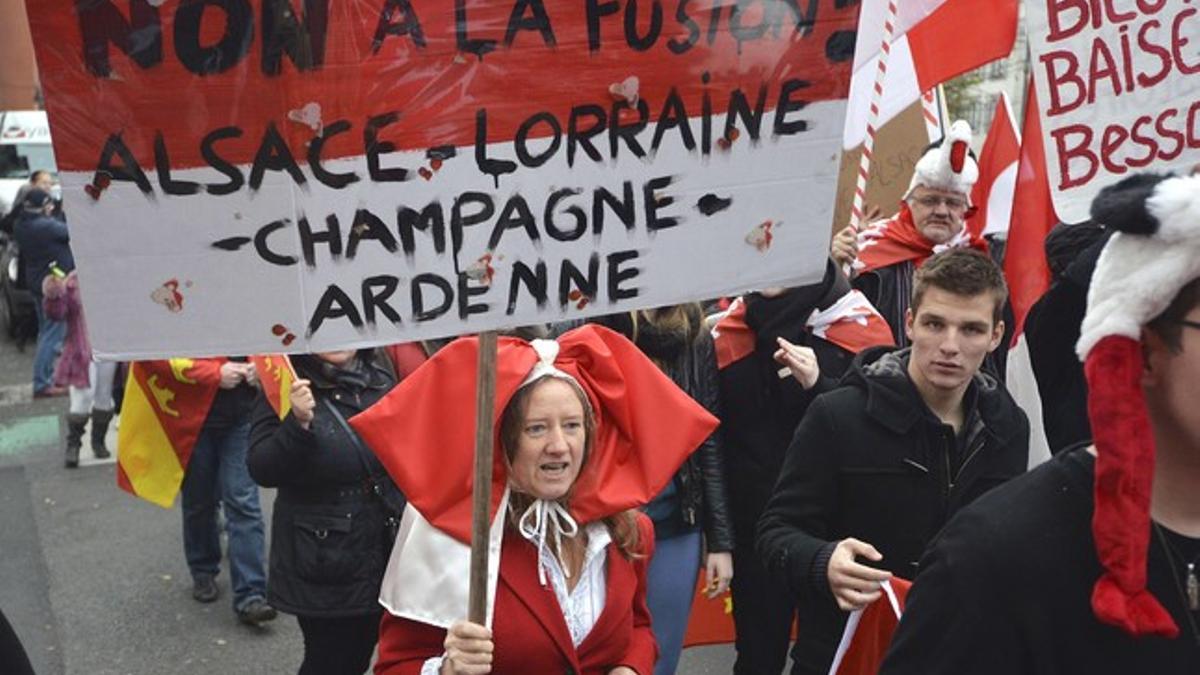 Ciudadanos de Alsacia protestan contra la unión de la región a las de Champaña-Ardenas y Lorena, este martes en Estrasburgo.
