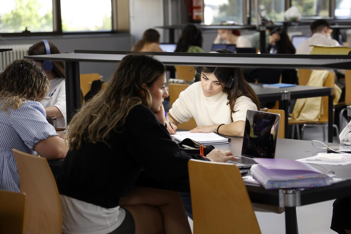 Biblioteca del Campus universitario de la Uvigo, facultad de Comunicación, llena hasta los topes ayer.