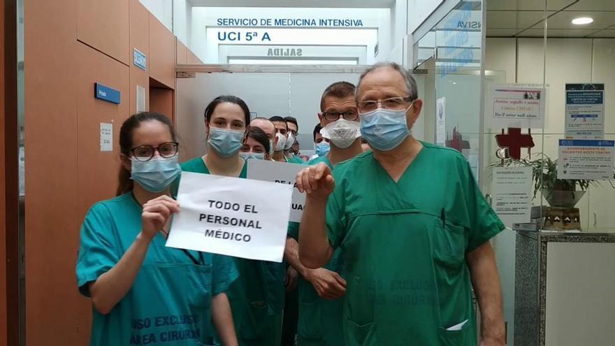 Homenaje de los médicos al personal de la UCI