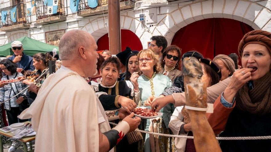 El festival que mezcla Carlos V y jamón conquista Montánchez