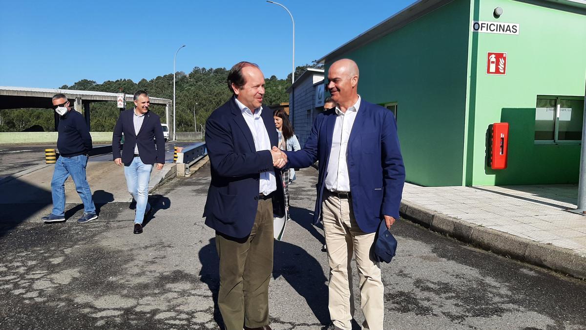 El presidente de Sogama, Javier Domínguez Lino, y el presidente de la Mancomunidade y alcalde de Bueu, Félix Juncal, en una visita reciente a la planta de A Portela.