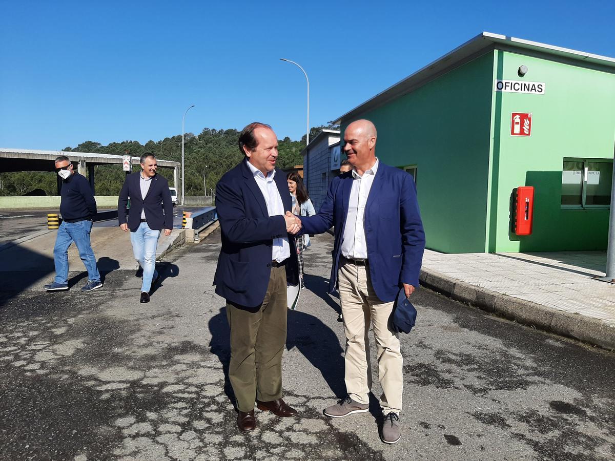 El presidente de Sogama, Javier Domínguez Lino, y el presidente de la Mancomunidade y alcalde de Bueu, Félix Juncal, en una visita reciente a la planta de A Portela.