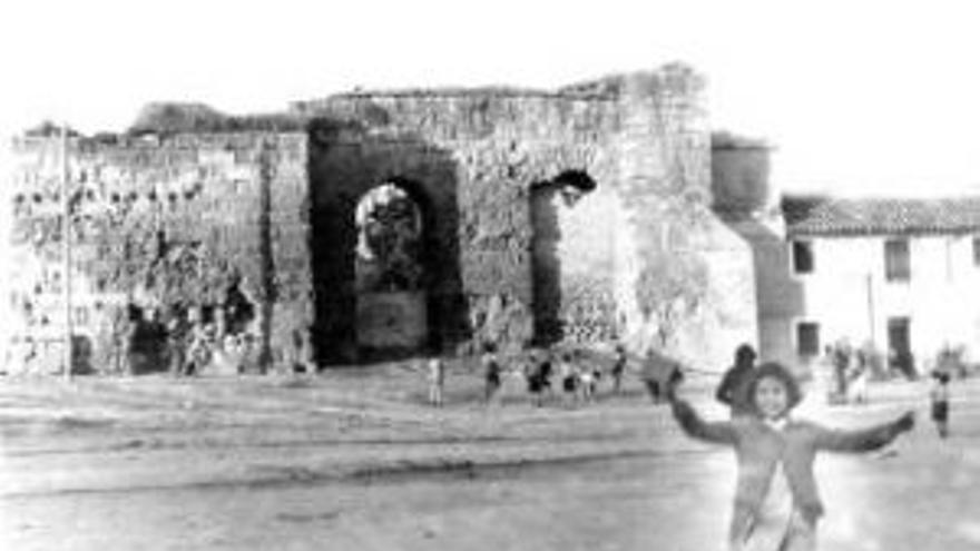 El ruinoso estado de la Puerta de Sevilla