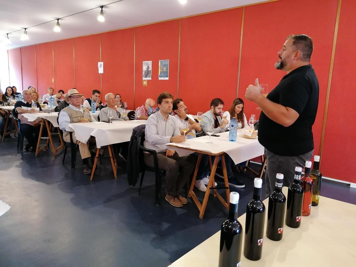 Gil, de pie, explica a los participantes en la cata las características de la DO y de sus vinos