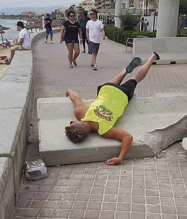 Un turista ebrio en la primera línea de la Playa de Palma.