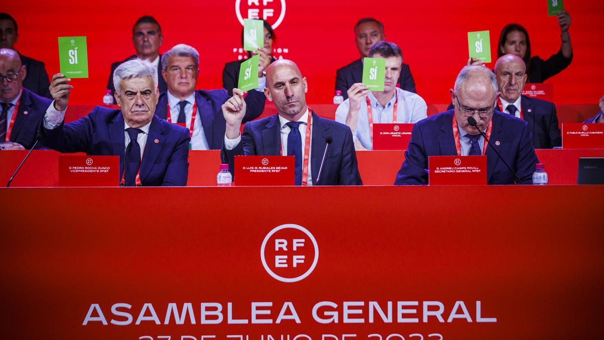 De izquierda a derecha, Pedro Rocha, Luis Rubiales y Andreu Camps.