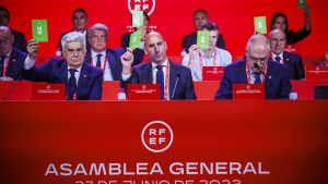 De izquierda a derecha, Pedro Rocha, Luis Rubiales y Andreu Camps.