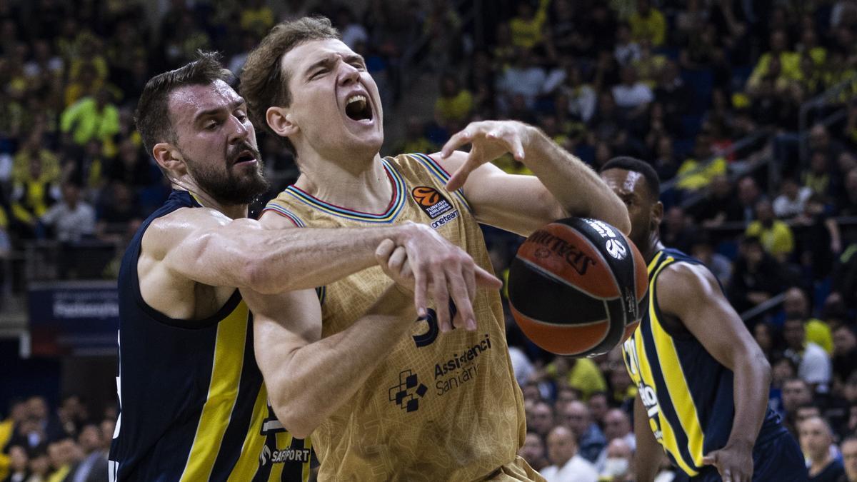 Devin Booker, ante Marko Guduric en una acción del partido.