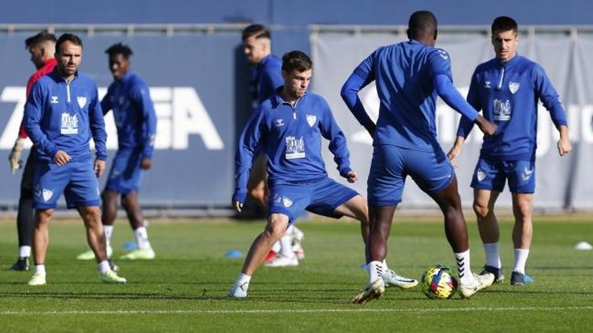 El Málaga CF prepara el partido contra el Levante UD con bajas importantes.