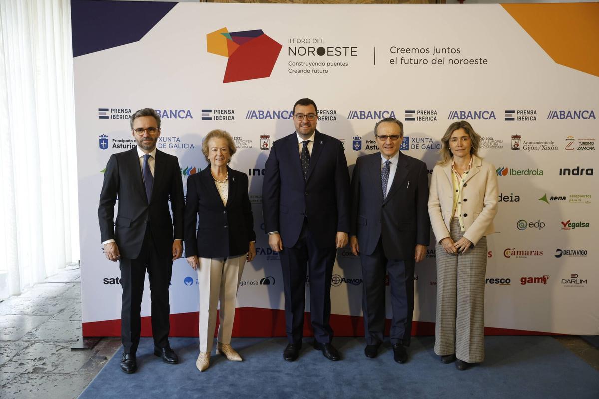 Por la izquierda, Aitor Moll, consejero delegado de Prensa Ibérica; Arantza Sarasola, vicepresidenta de Prensa Ibérica; Adrián Barbón, presidente del Principado; Javier Moll, presidente de Prensa Ibérica, y Ainhoa Moll, adjunta a la presidencia y directora editorial de Prensa Ibérica. Por la izquierda, Aitor Moll, consejero delegado de Prensa Ibérica; Arantza Sarasola, vicepresidenta de Prensa Ibérica; Adrián Barbón, presidente del Principado; Javier Moll, presidente de Prensa Ibérica, y Ainhoa Moll, adjunta a la presidencia y directora editorial de Prensa Ibérica.