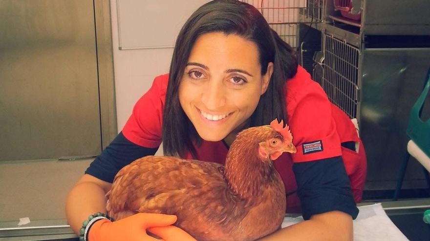 Elizabet Fernández posa con una de sus últimas pacientes.
