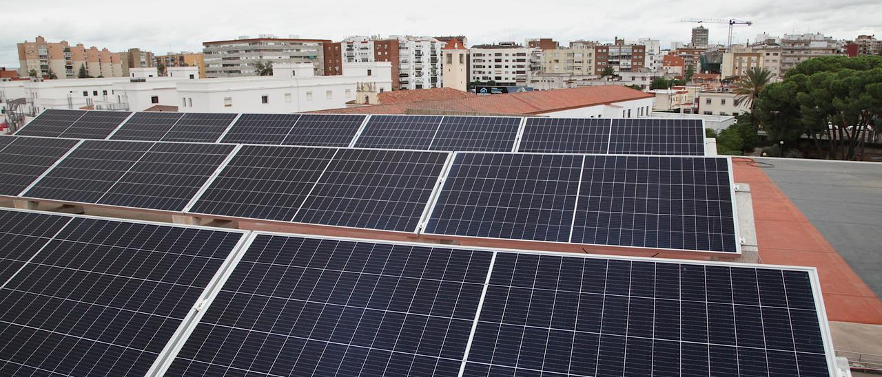 Placas fotovoltaicas para autoconsumo instaladas en la cubierta de un edificio en Badajoz.