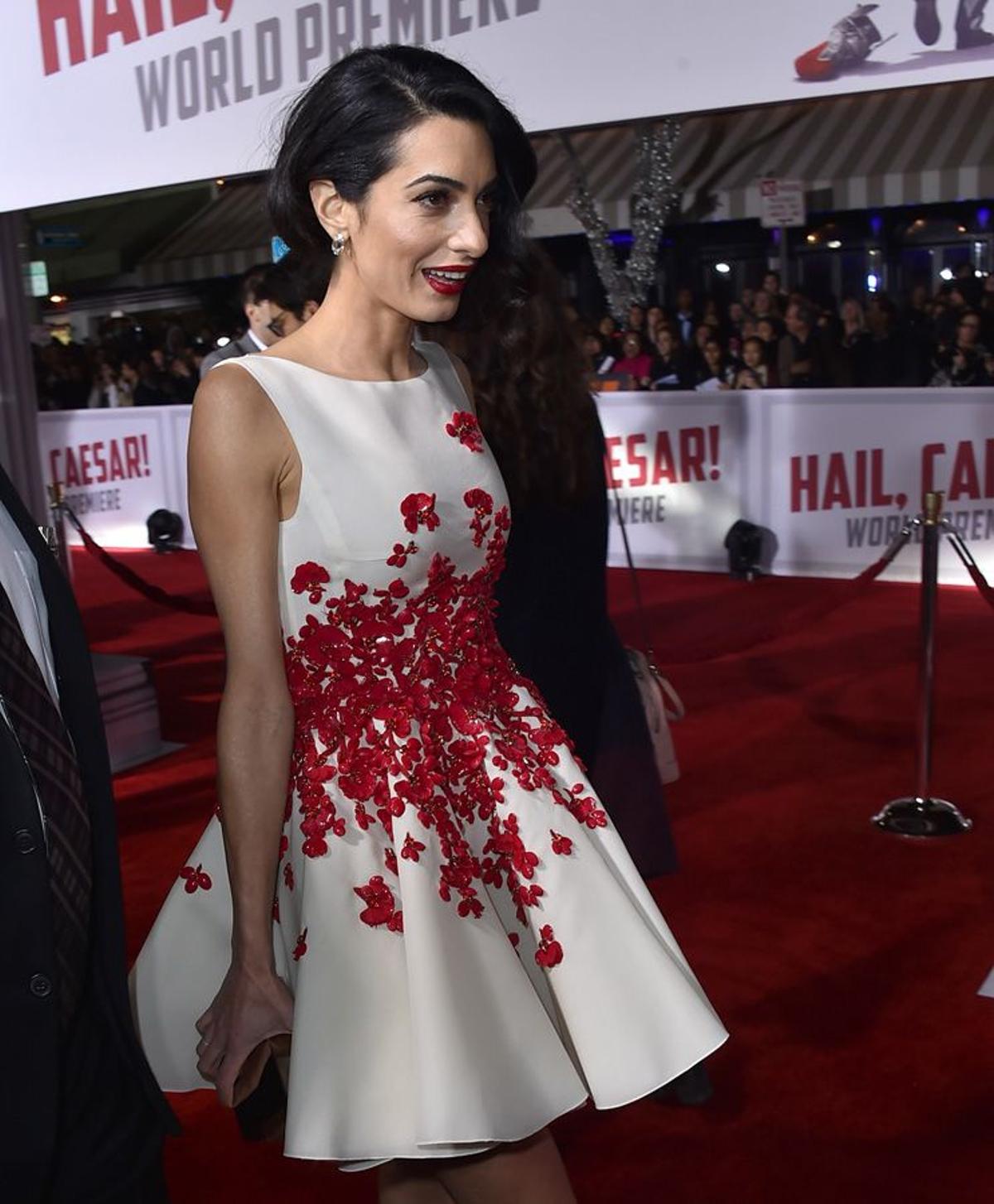 El look 'San Valentín' de Amal Clooney