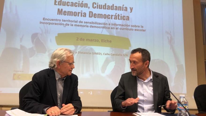 Victorino Mayoral y el alcalde de Elche, Carlos González, en la jornada en la UNED.