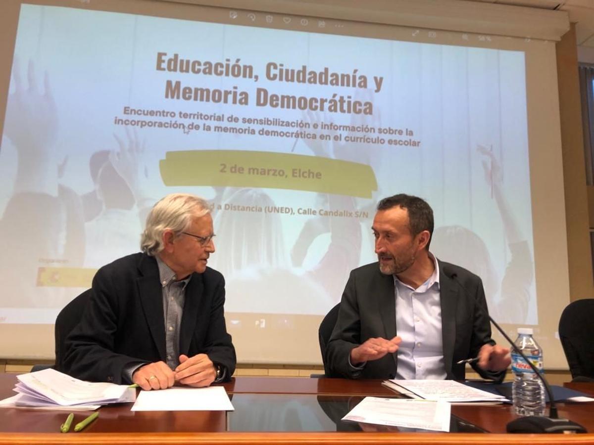 Victorino Mayoral y el alcalde de Elche, Carlos González, en la jornada en la UNED.