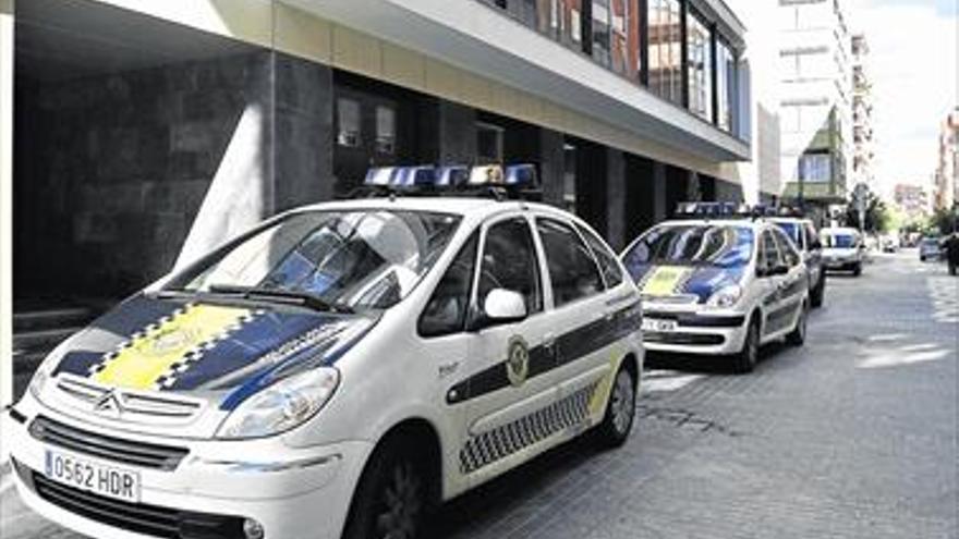 Causa 2.000 € en daños al rayar 5 coches de la policía en Almassora