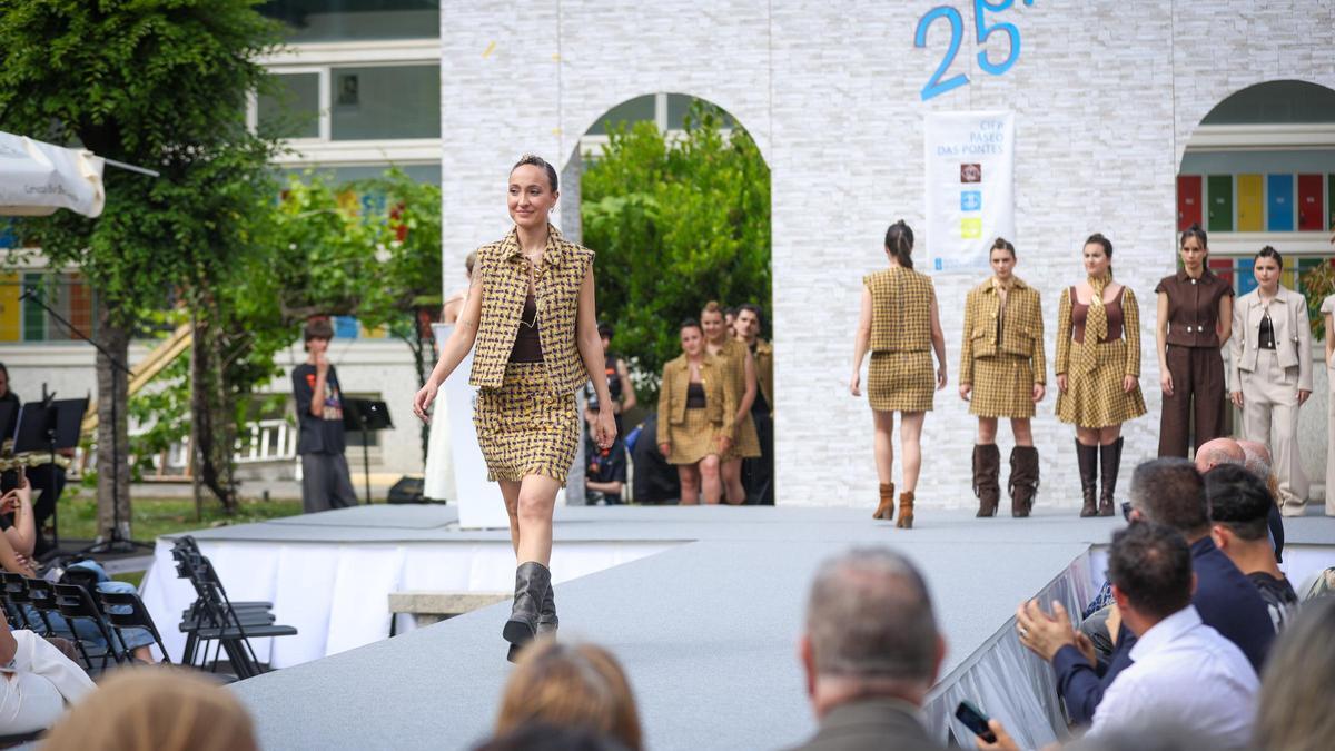 Desfile en el CIFP Paseo das Pontes para celebrar su 25 aniversario.
