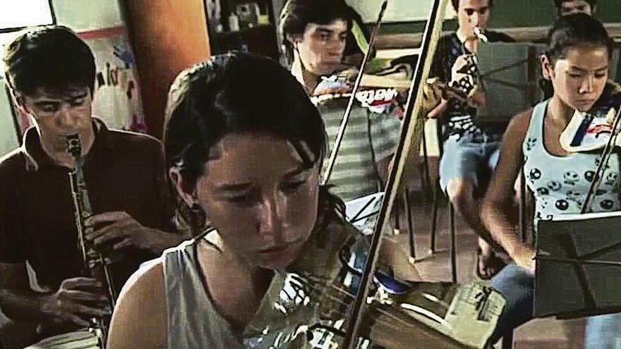 La Orquesta de Instrumentos Reciclados de Cateura (Paraguay).