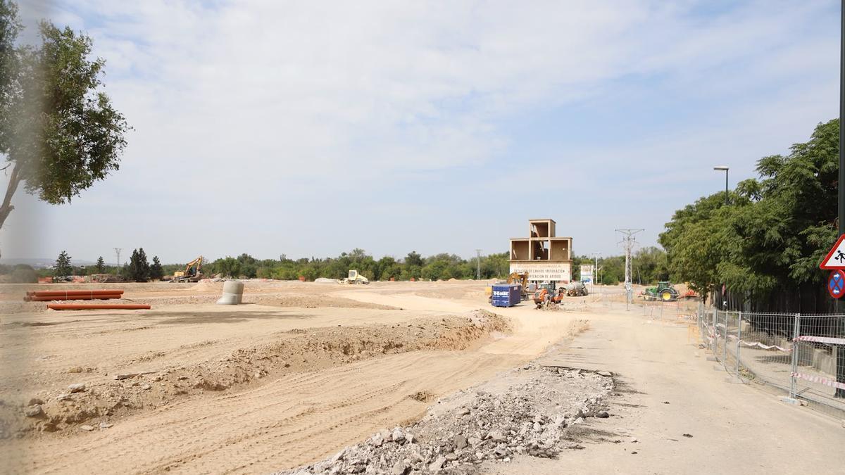 Obras de urbanización en los suelos donde irán 312 viviendas en Santa Isabel, esta semana.