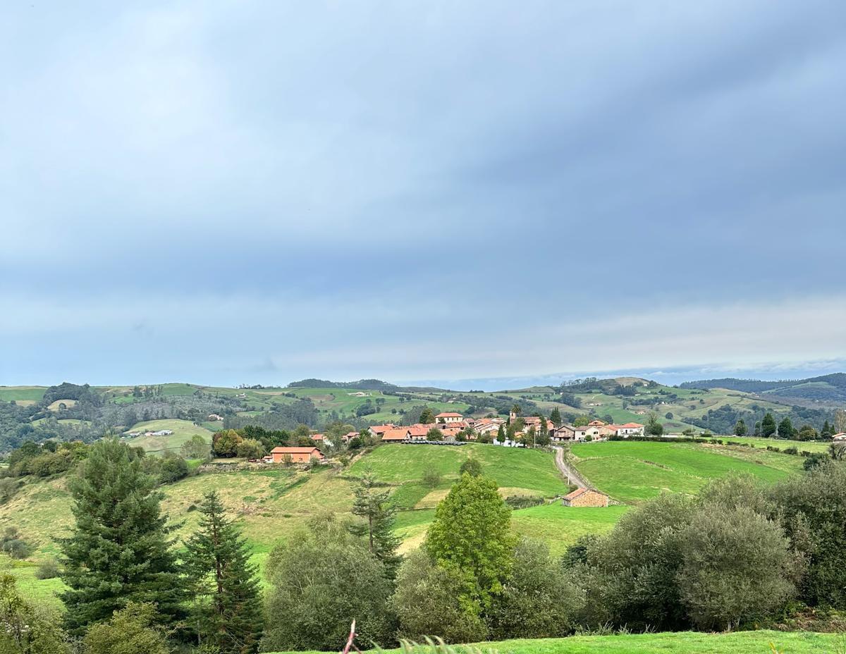 Vista de San Vicente del Monte, en Cantabria, el único pueblo de España que tuvo luz este lunes.