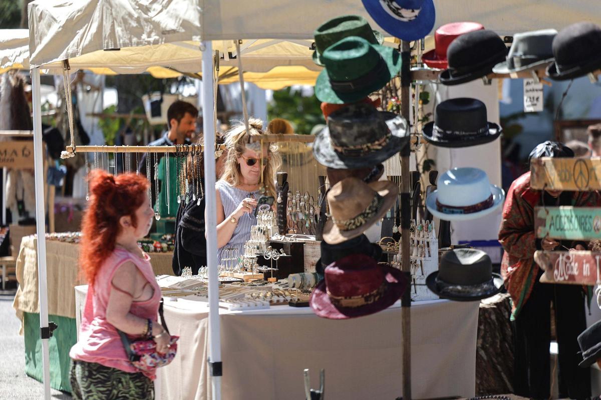 Todas las imágenes del primer día de la temporada del Hippy Market Punta Arabí en Ibiza