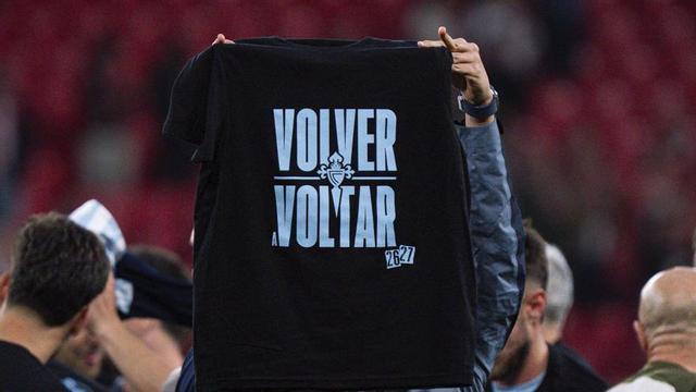 Un miembro del Celta muestra la camiseta que los jugadores lucieron al acabar el partido. | LOF