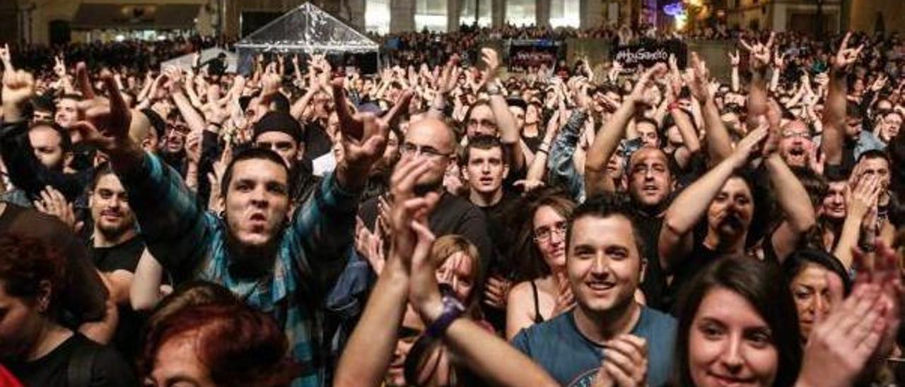 Público en un concierto de &quot;Warcry&quot; (que también figura en el cartel de este año), en la pasada edición de San Mateo en la Catedral.