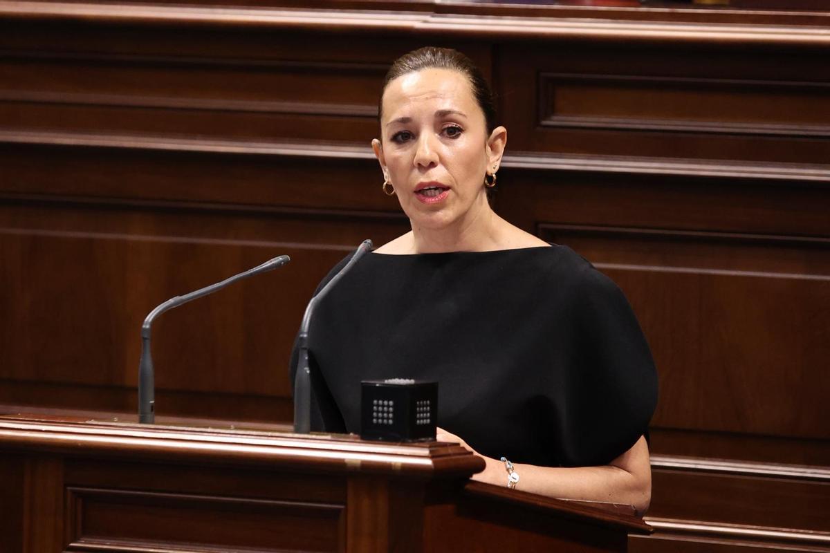 La consejera de Turismo, Jéssica de León, durante su intervención en el Parlamento.