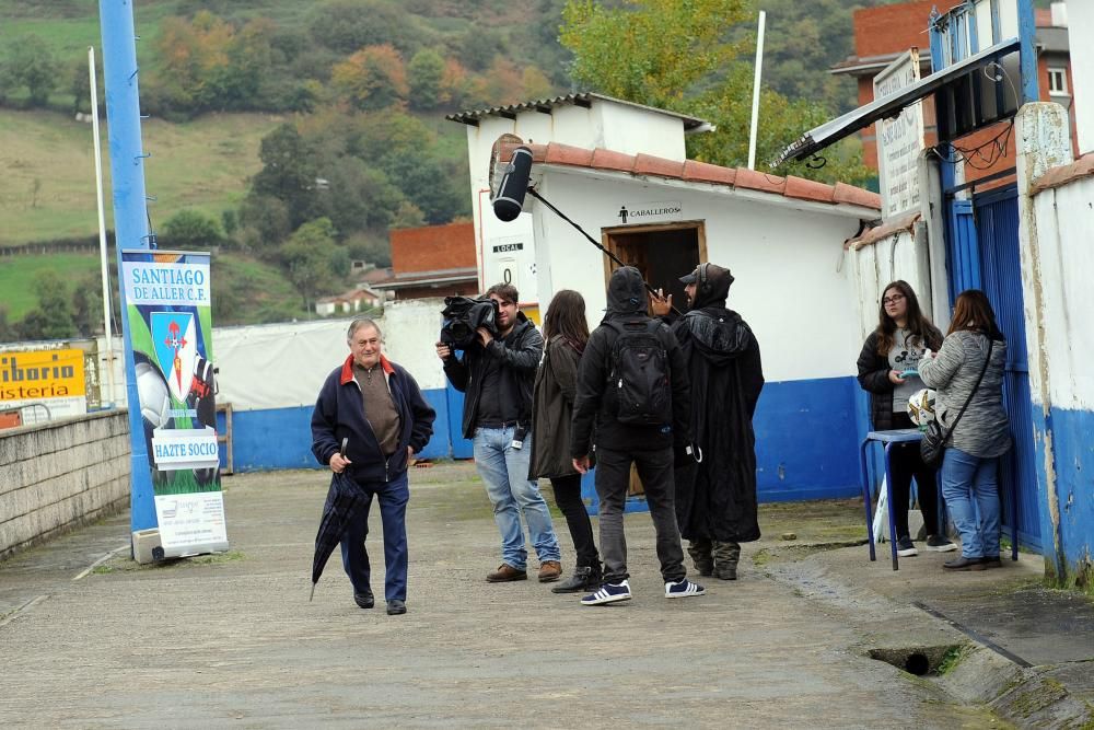 Grabación de un programa de televisión en el campo del Santiago de Aller