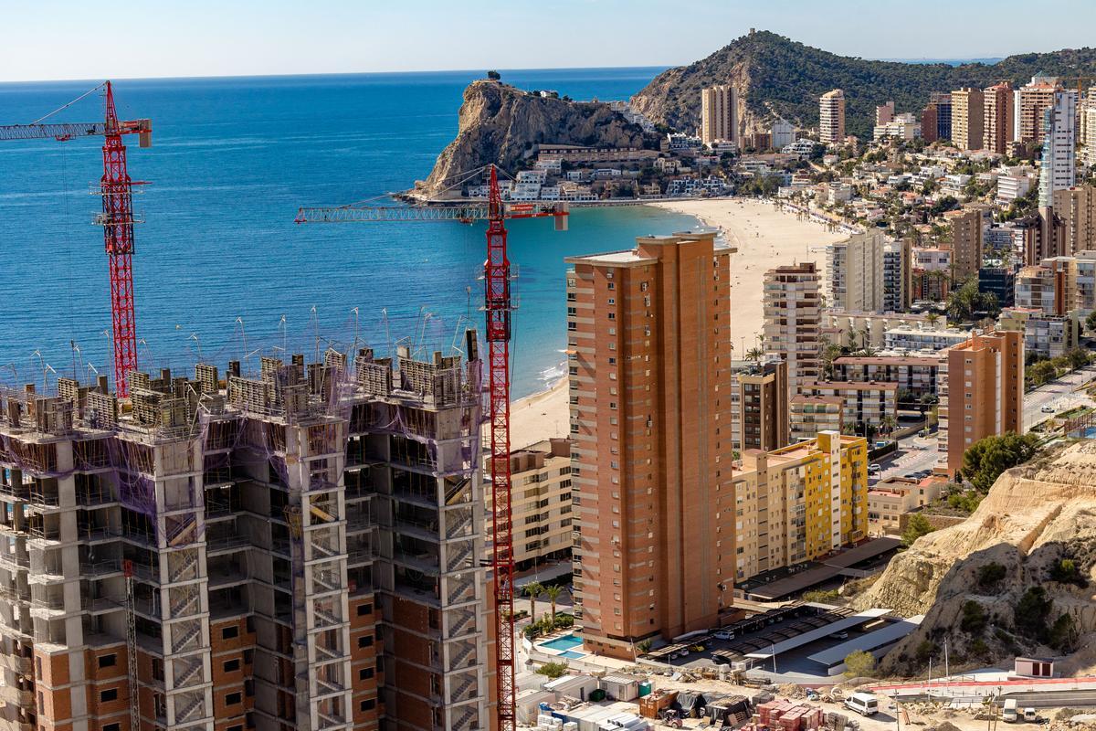 Un edificio en construcción en Benidorm, de archivo.