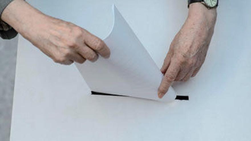 Una persona ejerce su derecho a voto // EFE