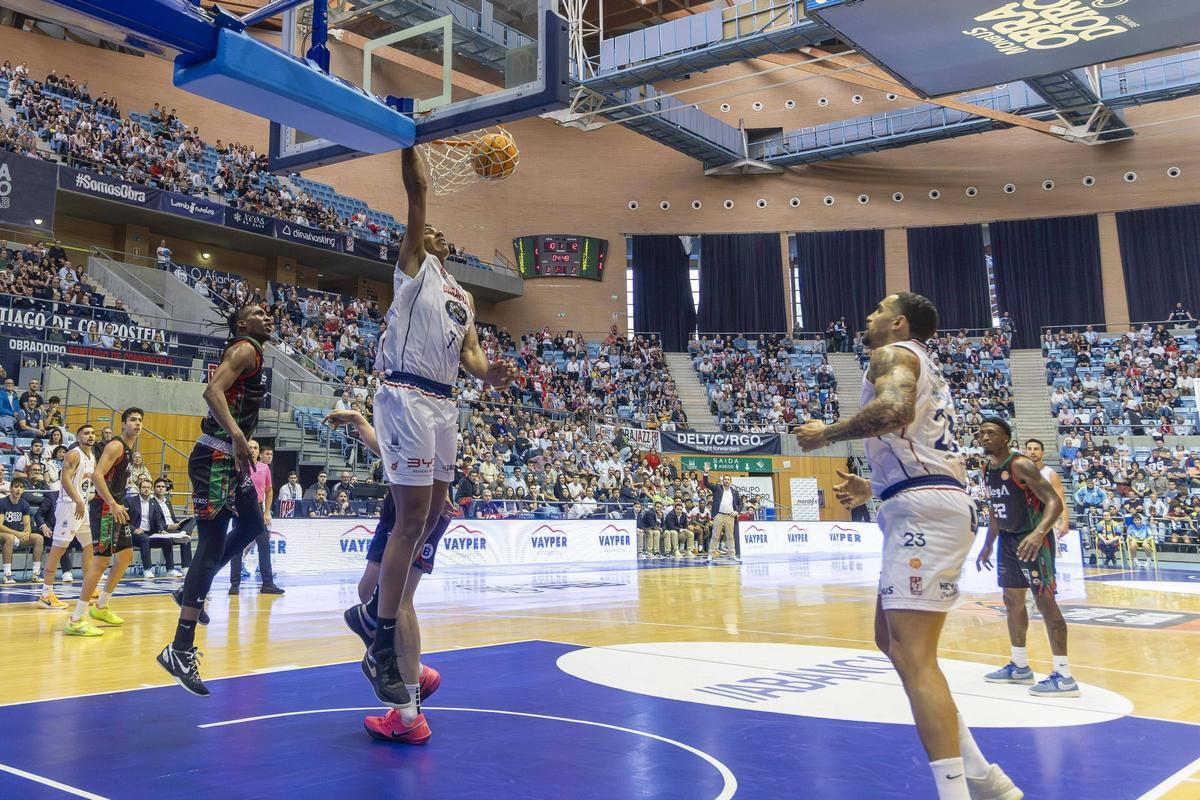 Felipe dos Anjos realiza un mate ante el Grupo Alega Cantabria, en la primera vuelta.