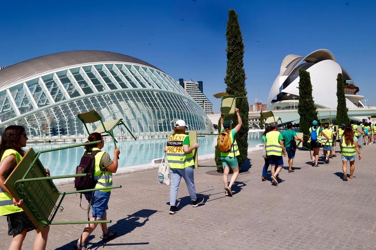 Profesores en huelga sacan las aulas a la calle en la Ciudad de las Artes y las Ciencias