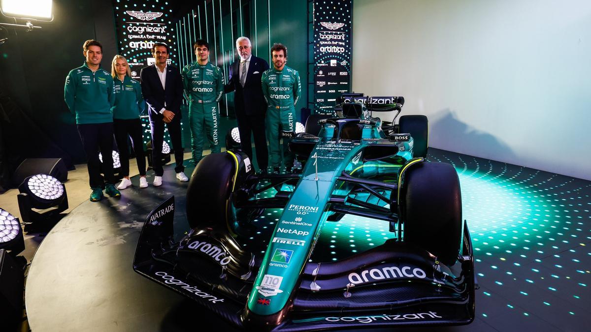 La foto de familia de la presentación del Aston Martin AMR23, con Pedro de la Rosa y Fernando Alonso