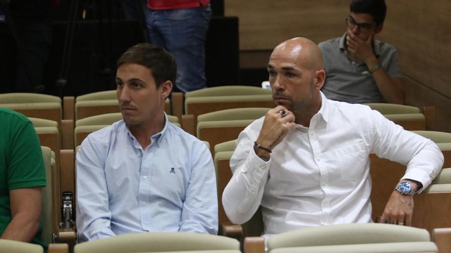 Manolo Gaspar (derecha), junto a Francisco Capote, uno de sus colaboradores en la secretaría técnica del Málaga CF.