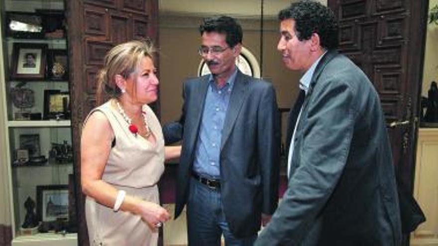 Rosa Valdeón junto al nuevo ministro saharaui, Hach Ahmed.