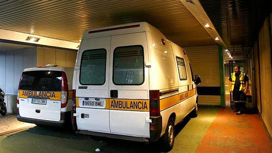 Quince ambulancias en apenas dos horas. El goteo de pacientes es constante. Pocos son los que abandonan el centro camino de casa o de una farmacia y decenas los que llegan a pie o en ambulancia.