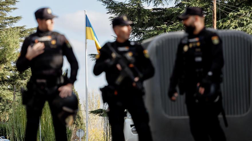 Agents de la Policia Nacional formen un cordó davant l'ambaixada d'Ucraïna a Madrid