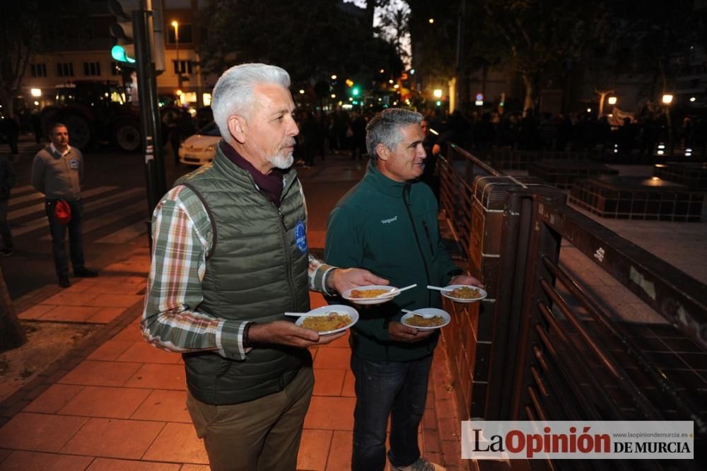 La noche de protesta de los agricultores se pasa con migas