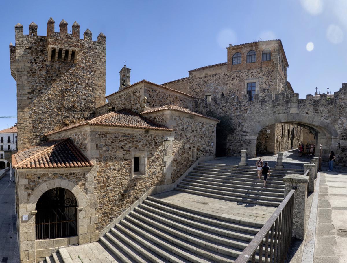 La torre de Bujaco y el arco de la Estrella, en el centro histórico