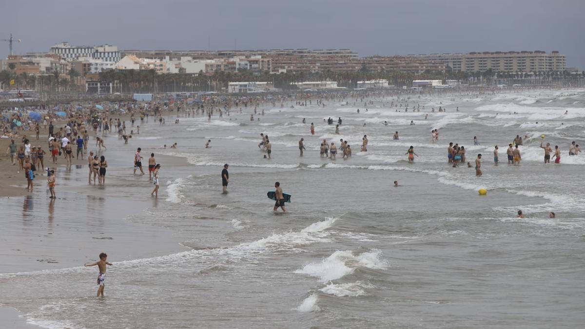 La lluvia no vacía las playas: así está hoy la playa de la Malva-rosa