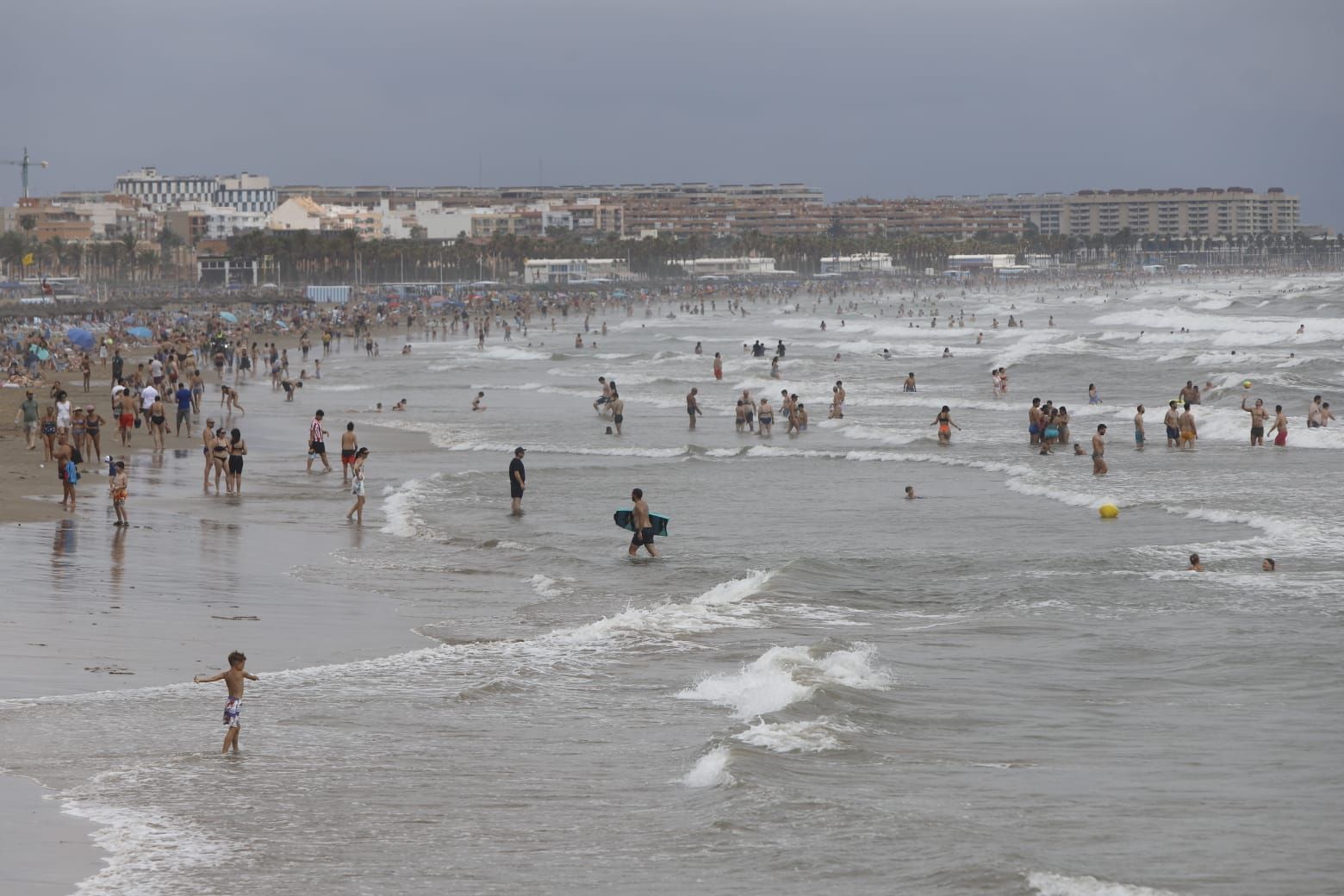 La lluvia no vacía las playas: así está hoy la playa de la Malva-rosa