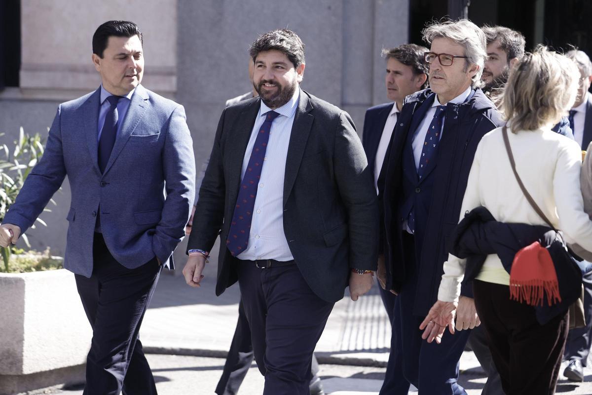 De izda. a dcha., José Miguel Luengo, Fernando López Miras y Luis Alberto Marín a su llegada a la sede nacional del PP, en la calle Génova de Madrid.