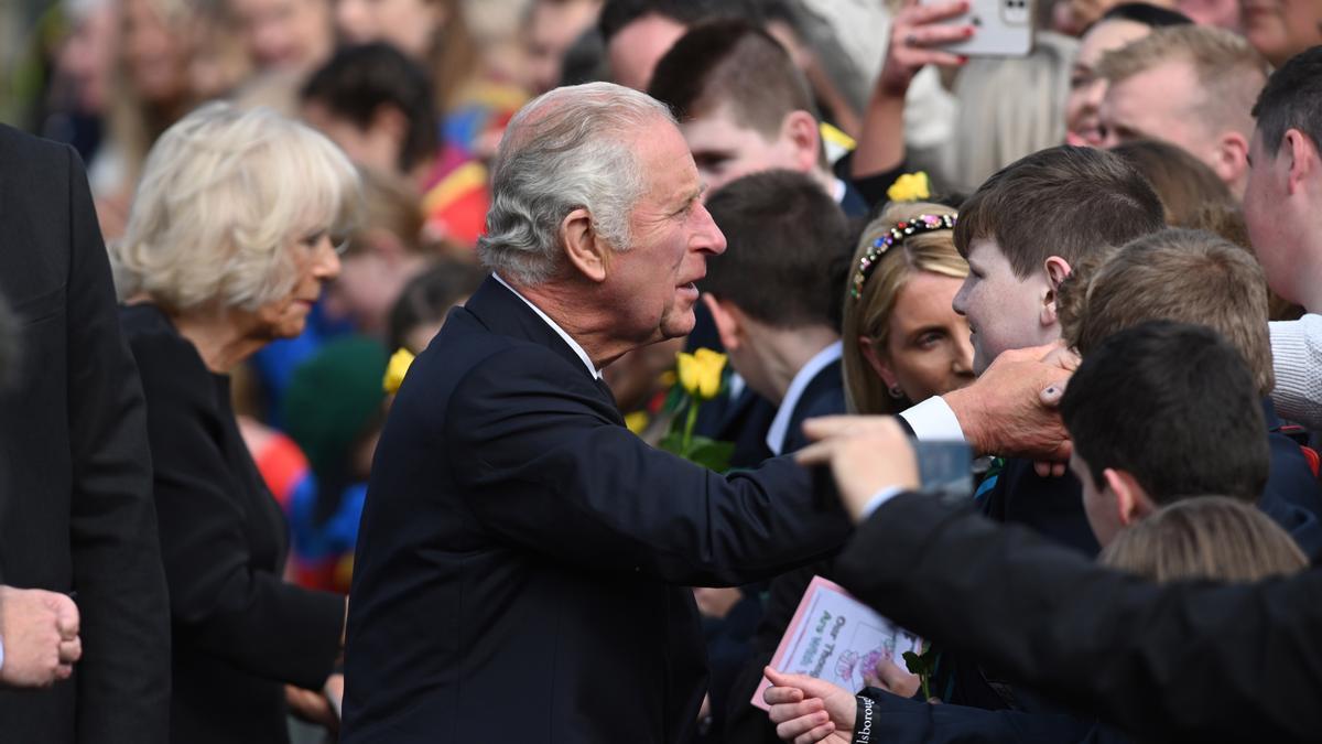 El rey Carlos III y la reina consorte, Camila, en Belfast.