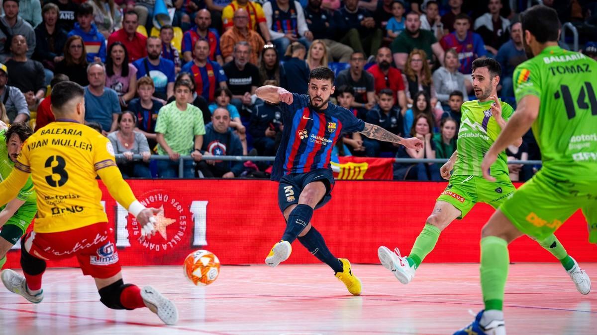 Matheus dispara a puerta durante el encuentro entre el Barça y el Mallorca Palma Futsal