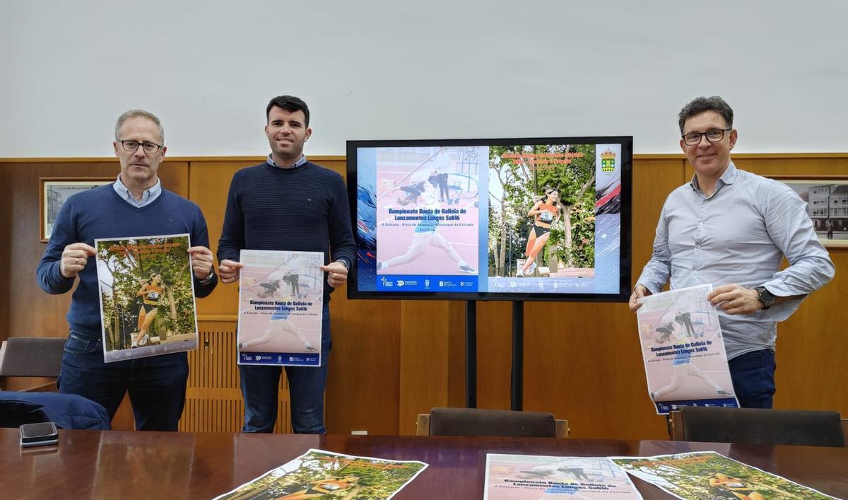 Ismael Pena, Gonzalo Louzao e Iván Sanmartín, con los carteles de los campeonatos. |  S. P.