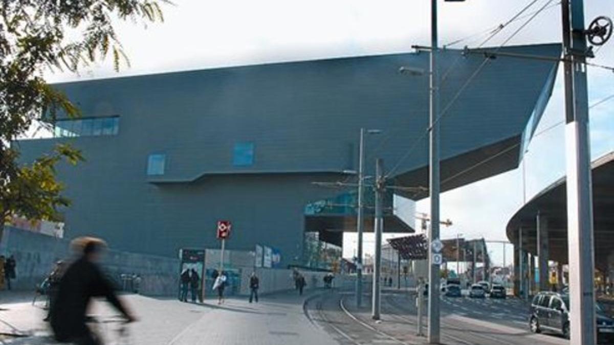 'La grapadora'.  El nuevo edificio del Disseny Hub Barcelona en la plaza de las Glòries, ayer.