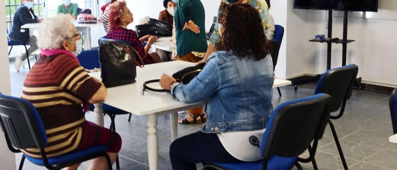 Un grupo de personas mayores en el Centro Social Miramar, en la capital.