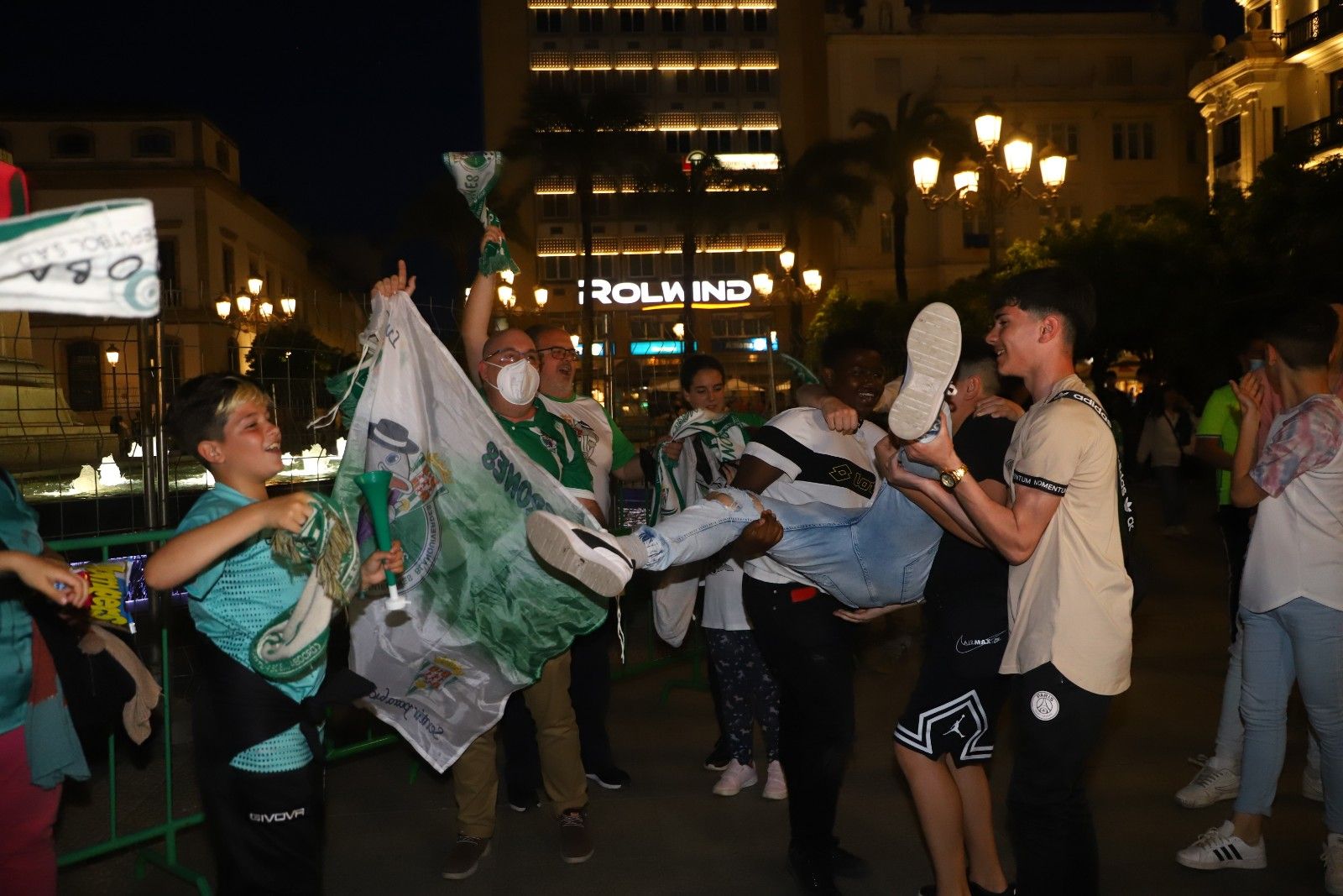 Los aficionados cordobesistas celebran el ascenso en Las Tendillas