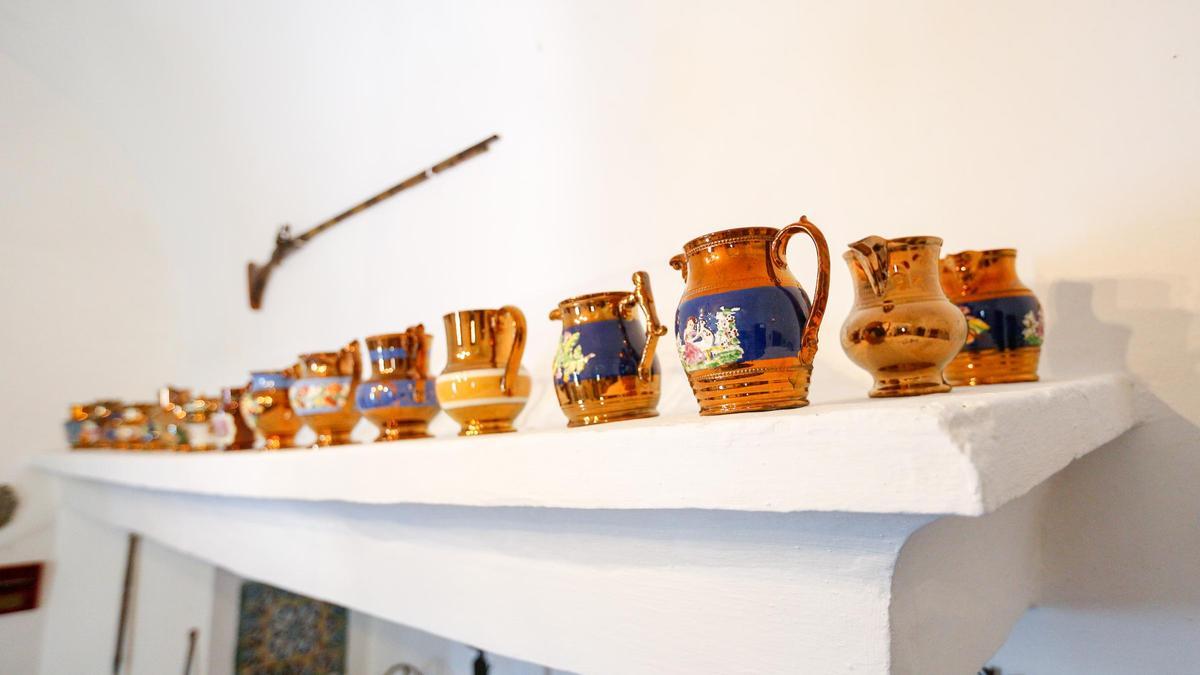 Colección de 18 jarras de cerámica de Bristol.